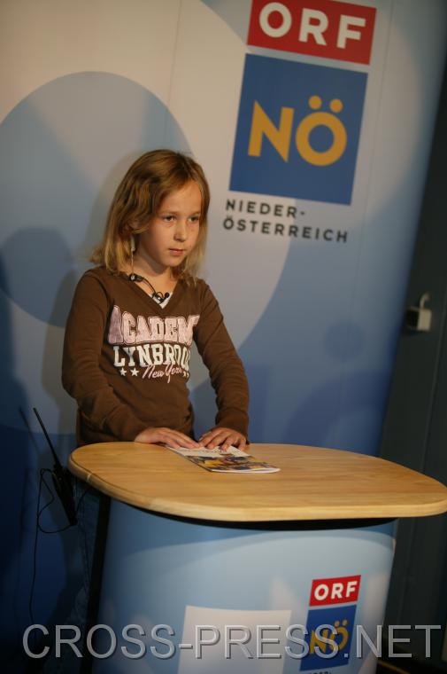 06.11.05_124 Die Kinder hatten die Mglichkeit in die Rolle eines Fernsehmoderators zu schlpfen.   Dazu baute das N Landesstudio ein echtes Studio inklusive Regieplatz auf.