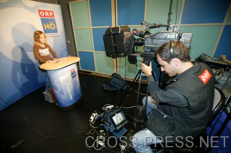06.11.05_125 Die Kinder hatten die Mglichkeit in die Rolle eines Fernsehmoderators zu schlpfen.   Dazu baute das N Landesstudio ein echtes Studio inklusive Regieplatz auf.