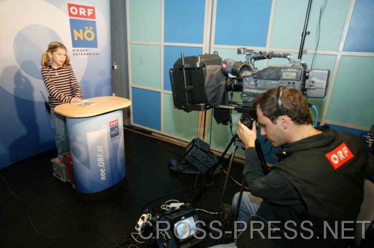 06.11.05_128 Die Kinder hatten die Mglichkeit in die Rolle eines Fernsehmoderators zu schlpfen.   Dazu baute das N Landesstudio ein echtes Studio inklusive Regieplatz auf.