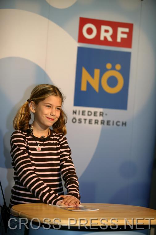 06.11.05_129 Die Kinder hatten die Mglichkeit in die Rolle eines Fernsehmoderators zu schlpfen.   Dazu baute das N Landesstudio ein echtes Studio inklusive Regieplatz auf.