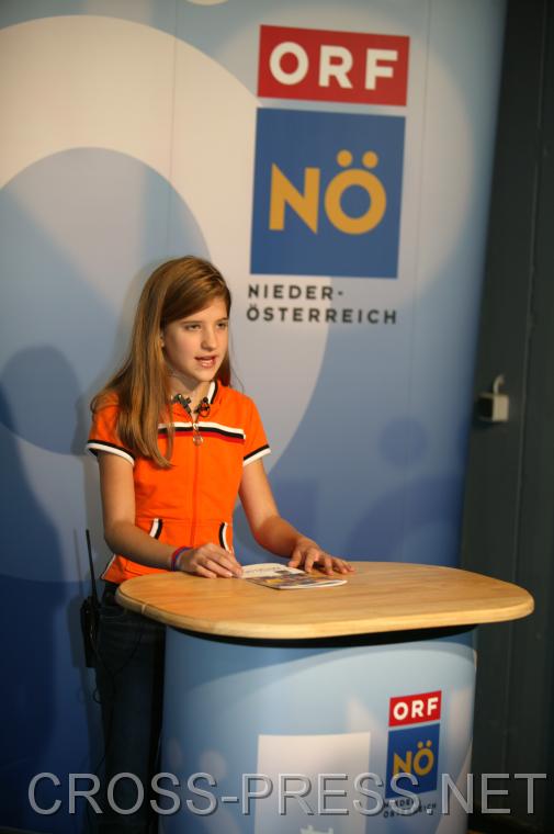 06.11.05_133 Die Kinder hatten die Mglichkeit in die Rolle eines Fernsehmoderators zu schlpfen.   Dazu baute das N Landesstudio ein echtes Studio inklusive Regieplatz auf.