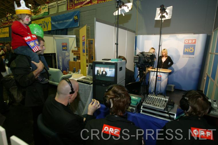 06.11.05_175 Die Kinder hatten die Mglichkeit in die Rolle eines Fernsehmoderators zu schlpfen.   Dazu baute das N Landesstudio ein echtes Studio inklusive Regieplatz auf.