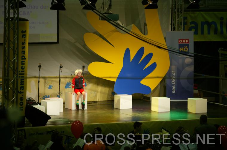 06.11.05_236 'Magic Mozart'. Mit 'Wolferl' durch Stdte und Lnder, und zugleich durch sein Leben vom Kind zum Erwachsenen. Aufgefhrt von Schlern der Musikhauptschule Blindenmarkt unter der Leitung von Michael Garschall. Er ist gebrtiger Amstettner, Intendant der Oper Klosterneuburg und Grnder des Kulturfestivals Herbsttage Blindenmarkt. http://www.herbsttage.at