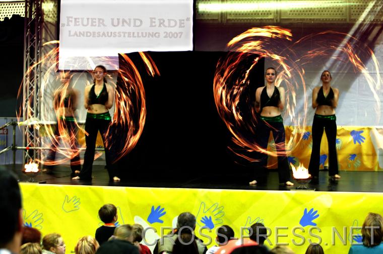 06.11.05_354 Mit einer feurig-erdigen Show von 'Shining Shadows' [www.shining-shadows.at], einer Mdchentanzgruppe, wurde auf die N Landesausstellung 2007 [www.feuerunderde.at] in Waidhofen/Ybbs und St.Peter/Au hingewiesen.