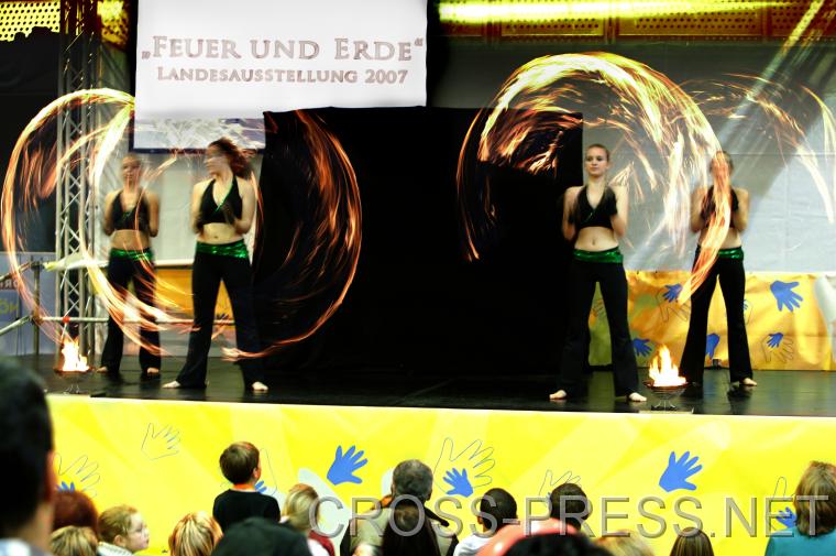 06.11.05_355 Mit einer feurig-erdigen Show von 'Shining Shadows' [www.shining-shadows.at], einer Mdchentanzgruppe, wurde auf die N Landesausstellung 2007 [www.feuerunderde.at] in Waidhofen/Ybbs und St.Peter/Au hingewiesen.