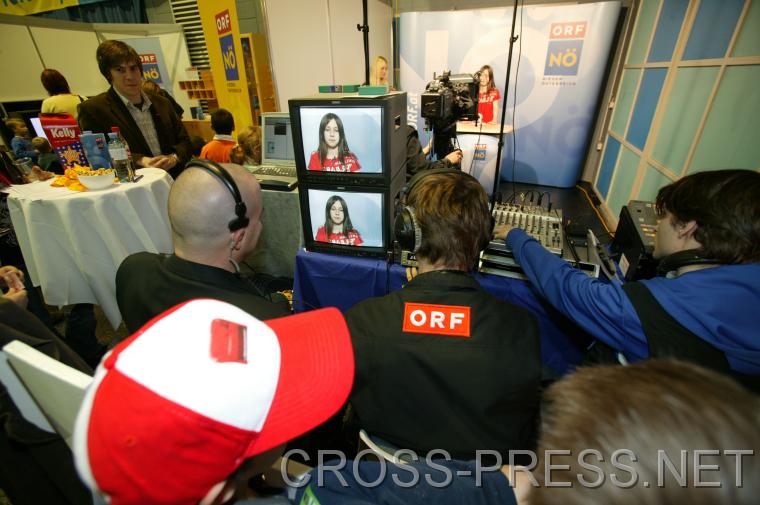 06.11.05_368 Die Kinder hatten die Möglichkeit in die Rolle eines Fernsehmoderators zu schlüpfen.   Dazu baute das NÖ Landesstudio ein echtes Studio inklusive Regieplatz auf.