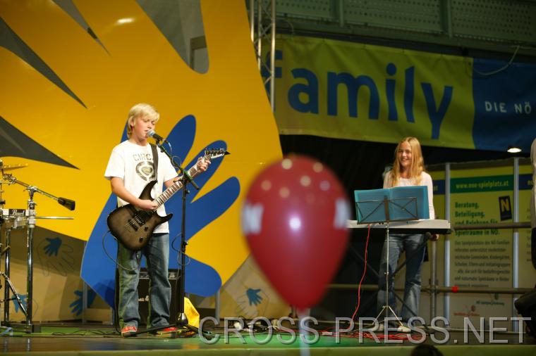06.11.05_537 Vier Geschwister als Rock Band 'Running Sushi', Sieger des heurigen Band-Wettbewerbs des N Musikschulmanagements.