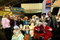 06.11.05_169 Musikhauptschler aus Blindenmarkt fhrten 'Magic Mozart' auf. Gemeinsam mit 'Wolferl' durch Stdte und Lnder, und zugleich durch sein Leben vom Kind zum Erwachsenen. Leitung: Michael Garschall. Er ist gebrtiger Amstettner, Intendant der Oper Klosterneuburg und Grnder des Kulturfestivals Herbsttage Blindenmarkt [www.herbsttage.at].