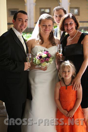 2010.06.05_16.02.21.jpg - Martin Khler mit Gattin Caroline und LR Johanna Mikl-Leitner mit Tochter im Kreuzgang des Domes nach der Trauung.