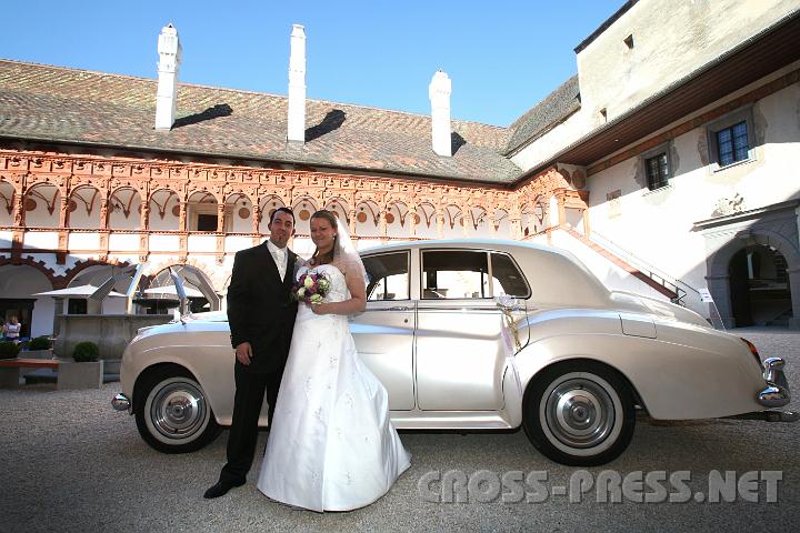 2010.06.05_17.34.14.jpg - Mit dem Rolls-Royce ging's direkt in den Arkadenhof der Schallaburg.