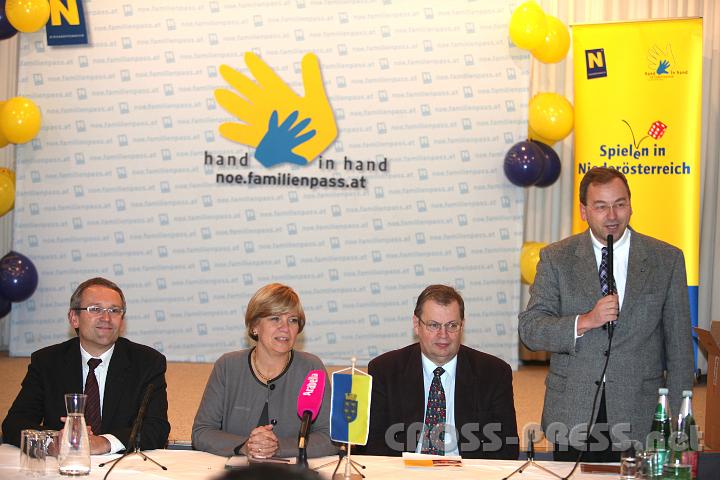 2011.11.24_18.15.22.jpg - Am Podium, v.l.n.r.: Mag. Kurt Farasin (Schallaburg-Geschäftsführer), LR Mag. Barbara Schwarz, Mag. Ferdinand de Cassan (Organisator), Dr. Peter Pitzinger (Leiter des NÖ Familienreferats).