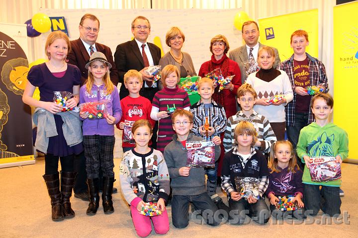 2011.11.24_18.38.21.jpg - Mit den Kindern nach der Eröffnung der Festspiele, pardon, des Spielefestes.   :)Hinten, v.l.n.r.: Mag. Ferdinand de Cassan (Stiftung Spielen), Mag. Kurt Farasin (Schallaburg-Geschäftsführer), NÖ LR Mag. Barbara Schwarz, Dr.Gabriele Schramel (LEGO PR-Sprecherin) und Dr. Peter Pitzinger (Leiter des NÖ Familienreferats).