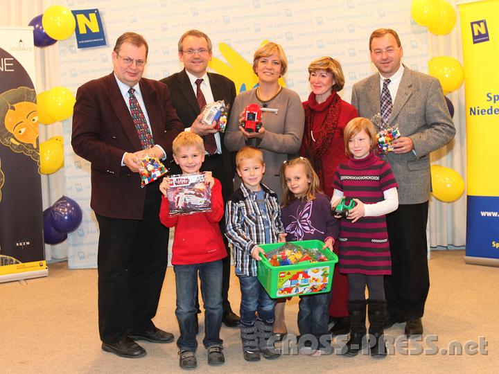 2011.11.24_18.42.35.jpg - Nach der feierlichen Eröffnung mit Legos am Podium, v.l.n.r.: Mag. Ferdinand de Cassan (Organisator), Mag. Kurt Farasin (Schallaburg-Geschäftsführer), LR Mag. Barbara Schwarz, Dr.Gabriele Schramel (LEGO Pressesprecherin) und Dr. Peter Pitzinger (Leiter des NÖ Familienreferats), vorne: Matthias Färber, Philipp Huber, Inge Kamaryt und Katharina Huber.