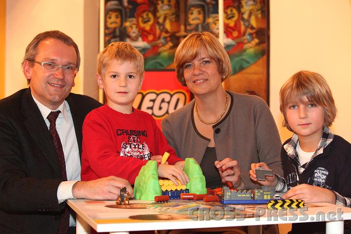 2011.11.24_18.50.28.jpg - Mag. Kurt Farasin (Schallaburg-Geschäftsführer), Matthias Färber, LR Barbara Schwarz und Joachim Färber an einem der vielen Spieltische.