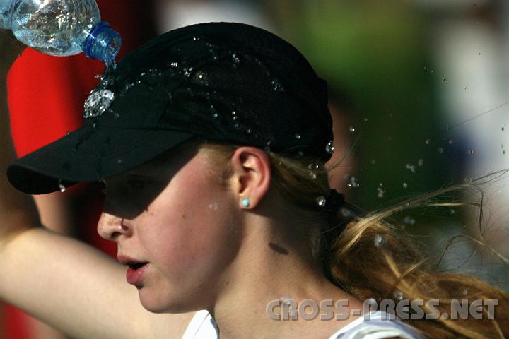 2008.06.21_18.08.13_01.JPG - Gegen die Hitze spritzten sich die Lufer mit Wasser ab.  Laura khlt ihr heies Kapperl.