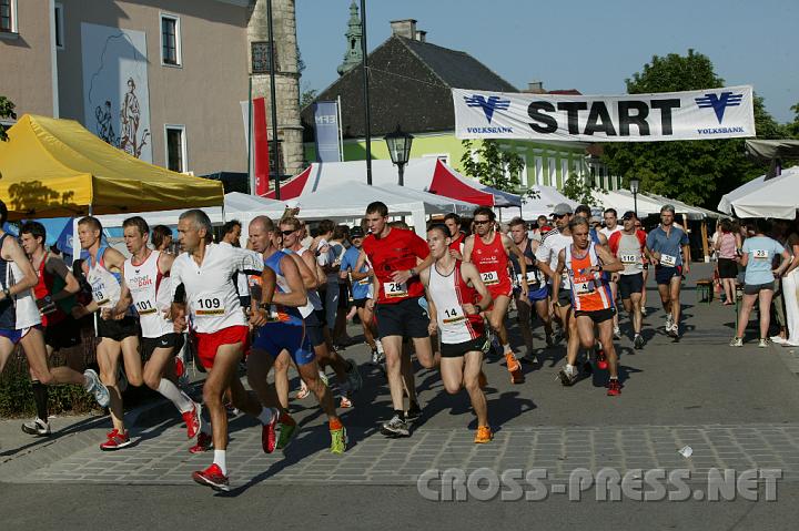 2008.06.21_18.22.10.JPG - Lockerer Start der Erwachsenen + Jugendlichen, heuer vor der ehemaligen Bauernkammer.  Fnf lange Runden stehen bevor.