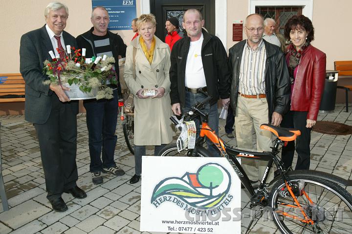 2008.09.21_17.27.58.JPG - Gewinner v.l.n.r.: Karl Bru, in Vetretung von Sohn Benedikt (Leuchte im Wert von ? 250), Roswitha Brandstetter (iPod ?I20), Josef Infanger (Rundflug Mostviertel ?130), Johann Bauer (Fahrad ?250), sowie Marianne Edermayr, Vizebgm. von Biberbach.