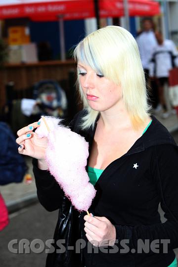 2009.06.20_18.02.29.jpg - Mit trkisen Fingerngeln isst man (frulein) nur pinke Zuckerwatte.  :)
