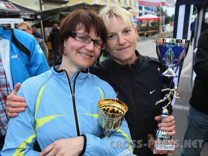 2009.06.20_20.10.34.jpg - Lauffreundinnen Barbara Strini und Irmgard Strasser mit ihren Trophen.
