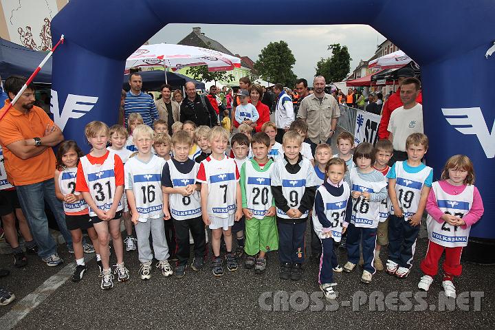 2009.06.20_17.29.53.jpg - Die jngsten Meilenlufer (Jg. 2003/04) am Start.