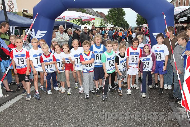 2009.06.20_17.42.44.jpg - Sehr stark vertreten die Kinder der Jahrgnge 1999/2000, hier am Start.