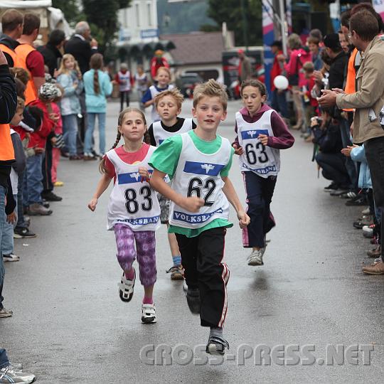 2009.06.20_17.46.36.jpg - Kirtag dient zur Frderung des Sportnachwuchses. Michael Beranek, Veronika Lahmer, Timna Malinar und Kilian Blauensteiner, alle Jg. 2000, beim Zieleinlauf.