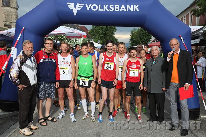 2009.06.20_18.17.56.jpg - Vor dem Start des Hauptlaufes wurden die Lufer von Bgm. OSR Gerhard Wieser begrt.  Im Bild (v.l.n.r.): Karl Kaindl von der Sportunion St.Peter, Organisator Helfried Bauer, Lokalmatador Franz Brenn, Gerhard Plank, sowie dem spteren Gewinner Klaus Vogl, dem Vorjahrssieger Thomas Pechhacker und Moderator Heinz Eidenberger.