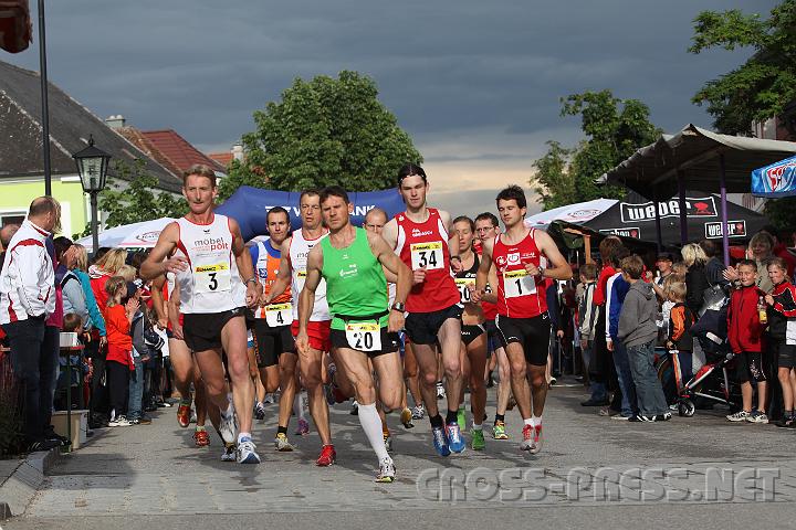 2009.06.20_18.18.37_01.jpg - Sekunden nach dem Start, v.l.n.r.: Lokalmatador Franz Brenn neben Gerhard Plank (4. Platz), Überraschungssieger Klaus Vogl (LCA Umdasch Amstetten) und dem vorjährigen Gewinner und Favoriten Thomas Pechhacker von der Sportunion Waidhofen/Ybbs.