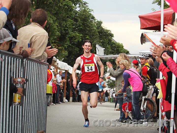 2009.06.20_18.35.01.jpg - Der Gewinner des Hauptlaufes der St. Peterer Meile (ca. 5000m) beim Zieleinlauf: Klaus Vogl, Jg. 1988, vom LAC Umdasch Amstetten.