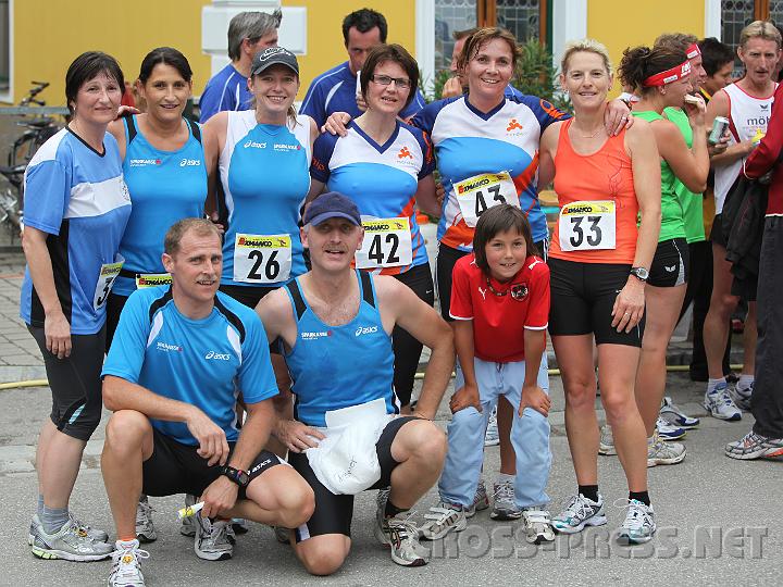 2009.06.20_18.49.45_01.jpg - St. Peterer Powerteam, v.l.n.r., vorne: Harald Grabner, Adolf Platzer (Windlpower), Lisa Ramml; dahinter: Andrea Walter, Andrea Platzer, Silvia Grabner, Barbara Strini, Gerlinde Ramml und Irmgard Strasser.