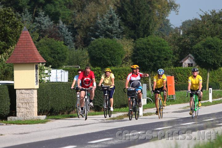 2009.09.20_14.48.48.jpg - Auch Brgermeister Gerhard Wieser (rechts) radelte mit.