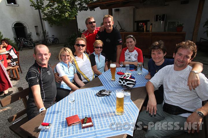 2009.09.20_15.30.42.jpg - Mitglieder des Motor Sport Clubs Seitenstetten mit Pressesprecher Paul Maderthaner (hinten rechts) in der Labstation GH Berndl in Krenstetten.