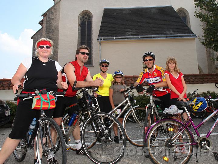 2009.09.20_15.39.15.jpg - Anita und Konrad Hochpchler, Conny, Marion, Stefan und Corinna Matzenberger vor der Pfarrkirche Krenstetten.