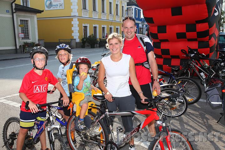 2009.09.20_16.14.56.jpg - In St.Peter am Ziel nach der Familienstrecke von 23km: Andreas, Michael, Stefan mit Apfel, Madeleine und Peter Bruckner.