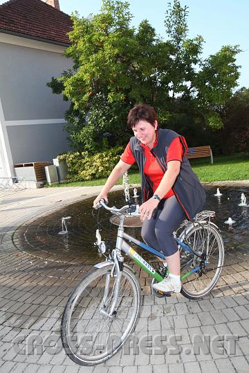 2009.09.20_16.16.26.jpg - LAbg. Michaela Hinterholzer ist berzeugte Radfahrerin.