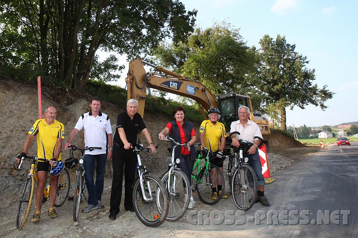 2009.09.20_16.25.12.jpg - Ortsvorsteher Franz Bittner, GGR Johann Stocker, LR Mag. Johann Heuras, LAbg. Michaela Hinterholzer, St.Peterer Bgm. OSR Gerhard Wieser und Seitenstettner Bgm. Franz Deinhofer an der Baustelle des Mostrad- und Fugngerweges von St.Peter zum Bahnhof.