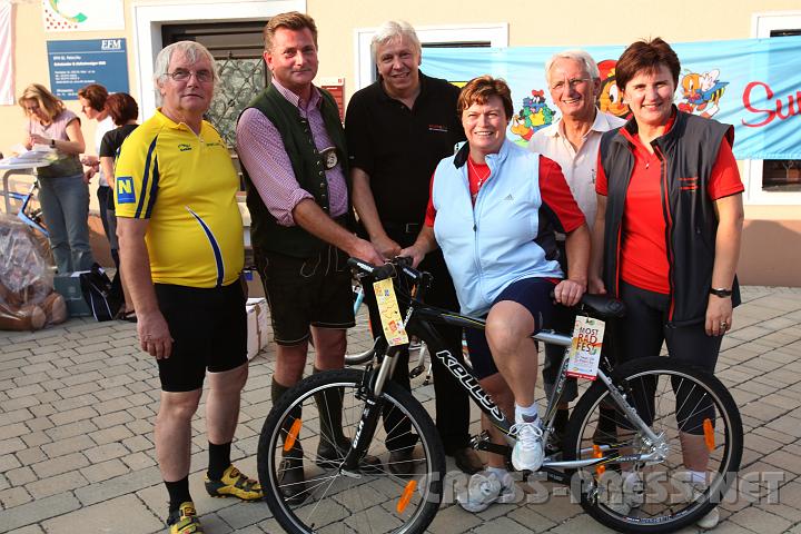 2009.09.20_17.35.11_01.jpg - Hauptsponsor Franz Losbichler bergibt zusammen mit Bgm. Wieser, LR Heuras, Bgm. Deinhofer und LAbg. Hinterholzer den 1. Preis, ein Mountainbike im Wert von 700  an Margareta Groeiber aus Kleinraming.