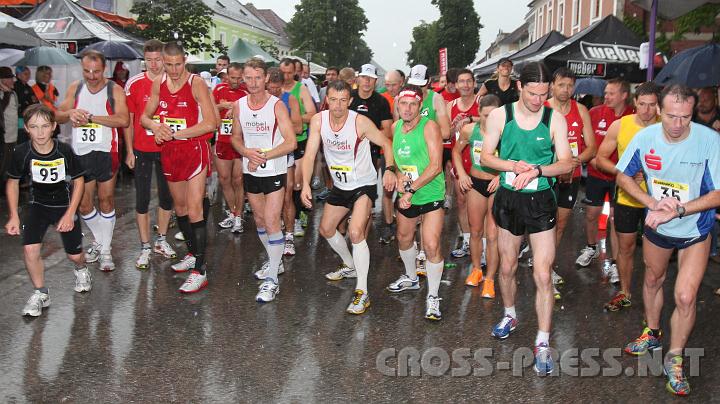 2010.06.19_18.17.18.jpg - Hauptlauf, Sekundenbruchteile bevor der "Startschuss" erfolgte.  Dabei verga man zu checken ob die "Piste" frei ist, mit dem Ergebnis, dass der Fotoreporter und seine Regenschirmtrgerin -zugleich Agenturchefin- fast berrannt wurden.  ;)