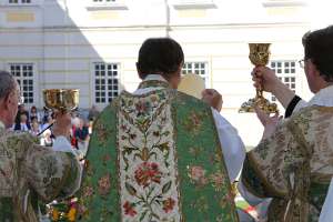 Goldhauben- und TrachtenWallfahrt Doxologie - am Ende des Hochgebets: „Per ipsum, et cum ipso, et in ipso, est tibi Deo Patri omnipotenti, in unitate Spiritus Sancti, omnis honor et gloria per...
