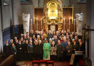 Hl.Messe für JubelPaare Jubelpaare mit Pfarrer Peter Yeddenapalli nach der ihnen gewidmeten Hochamt.