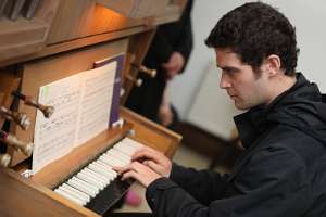 FamilienSonntag bei SJM Der Organist ist ein Mitbruder von P.Florian.
